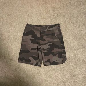 Men’s Oakley golf shorts